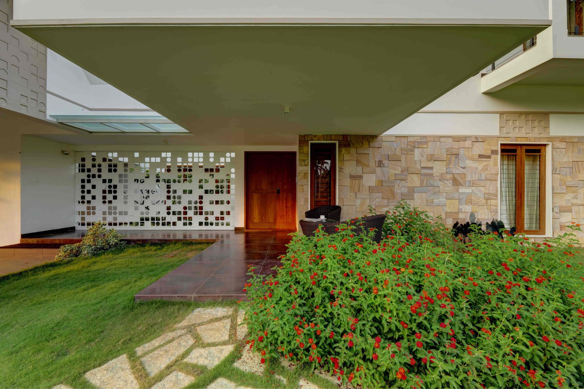 Lucent House - Image 2